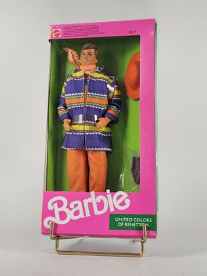 La poupée Barbie se trouve dans une boîte sur laquelle est posé un chapeau.