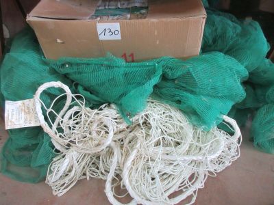 une caisse de filets de pêche posée par terre à côté d'une autre caisse de filets de pêche