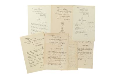 plusieurs vieilles lettres sont empilées sur une surface blanche