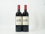 deux bouteilles de vin posées sur une table