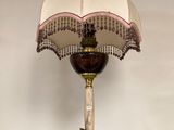 une lampe posée sur une table dans une pièce