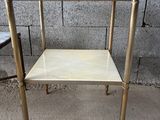 table d'appoint en laiton avec plateau en marbre et pieds en laiton
