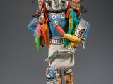 un gros plan sur la statue d'une personne tenant un oiseau