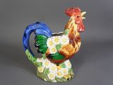 une figurine représentant un coq orné de fleurs