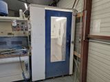 une porte bleue sur laquelle est fixé un miroir, dans un garage