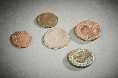 quatre types de pièces différents posés sur une table
