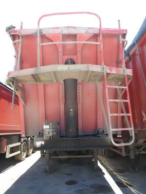 deux trains garés l'un à côté de l'autre sur les voies