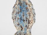 figurine de chouette bleue et blanche posée sur un socle en bois