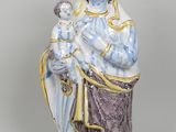 l'image d'une statue représentant une femme tenant un enfant dans ses bras