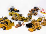 de nombreux engins de chantier miniatures posés sur une surface blanche