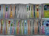 beaucoup de cartes pokemon sur la table