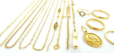 de nombreux modèles différents de colliers et de bagues en or