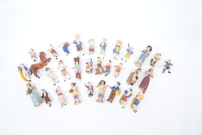 de nombreuses petites figurines représentant des personnes sur une surface blanche