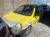 une voiture jaune garée à côté d'autres voitures