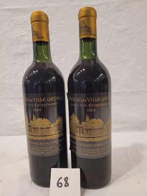 deux bouteilles de vin posées sur une table, à côté d'une étiquette de prix