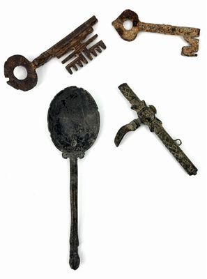 Plusieurs types d'outils sont disposés sur une surface blanche