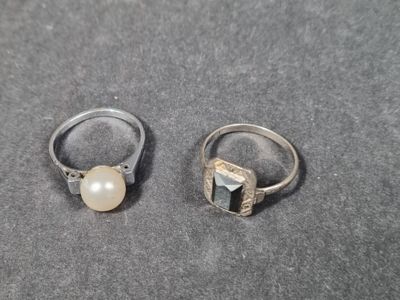 Lot de 2 bagues en argent, l'une ornée d'une perle fantaisie…