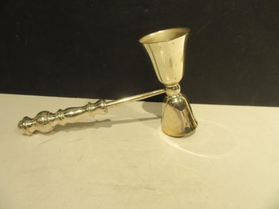 une tasse et une cuillère en argent posées sur une table