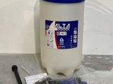 un gros plan d'un récipient en plastique muni d'un couvercle bleu et de quelques vis
