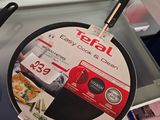 une photo d'une poêle exposée dans un magasin