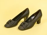 paire d'escarpins noirs pour femme, ornés de nœuds sur le bout