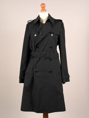 un trench-coat noir sur un mannequin, un mannequin, un mannequin, un mannequin, un mannequin, un mannequin, un mannequin, un mannequin, un mannequin, un mannequin, un mannequin, un mannequin, un mannequin, un mannequin, un mannequin, un mannequin, un mannequin, un mannequin, un mannequin, un mannequin, un mannequin, un mannequin, un mannequin, un mannequin, un mannequin, un mannequin, un mannequin, un mannequin, un mannequin, un mannequin, un mannequin, un mannequin, un
