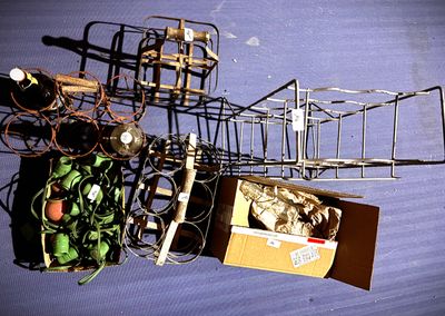 une caisse de bouteilles de vin et une maquette d'avion posées sur une table