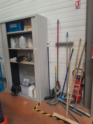 tout un tas d'outils qui traînent par terre dans le garage