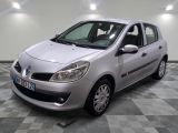 la photo d'une petite voiture argentée garée dans un garage
