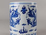 tasse en porcelaine bleue et blanche ornée d'un motif de dragon