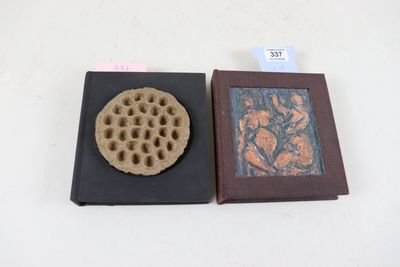 une paire de dessous de verre chinois en pierre sculptée et une image représentant une fleur