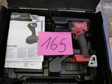 une boîte contenant des outils, notamment un marteau et une clé