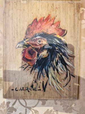 une peinture représentant un coq sur une plaque en bois