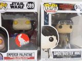 two star wars pop vinyl figures are on display in a store