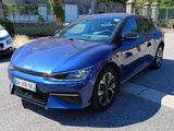 une voiture bleue garée sur le bord de la route