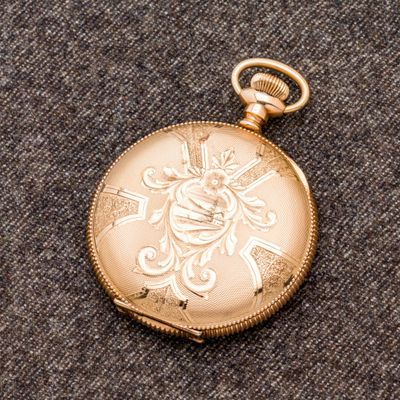 une montre de poche en or munie d'une chaîne en or