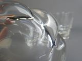 un vase en verre transparent en forme de cochon, muni d'une poignée noire