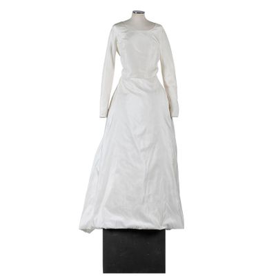 the back of a white wedding dress on a mannequin stand