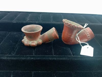 deux vases posés sur un plateau noir avec une étiquette de prix