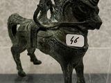 une statue représentant un chien sur laquelle est inscrit un numéro
