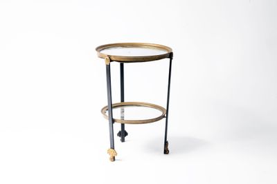 une image représentant une petite table à roulettes avec un plateau en verre