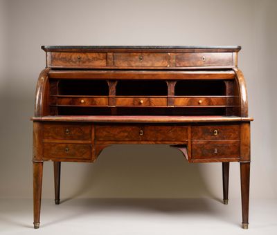 un vieux bureau en bois avec un plateau en marbre et des tiroirs