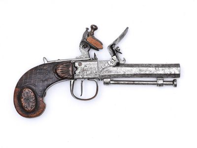 gros plan d'un pistolet avec une poignée en bois sur fond blanc