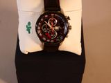 une montre posée sur un oreiller