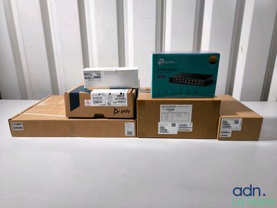 trois boîtes contenant des appareils électroniques sont empilées les unes sur les autres