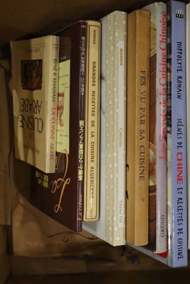 de nombreux livres qui se trouvent sur une étagère, dans une boîte