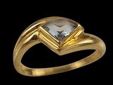 une image d'une bague en or avec une pierre en topaze bleue
