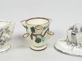 trois vases posés l'un à côté de l'autre sur une table