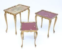 Suite de trois tables gigognes en bois doré - Travail véniti… (photo 2)
