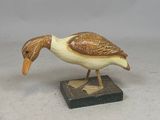 un petit oiseau perché sur un bloc de bois